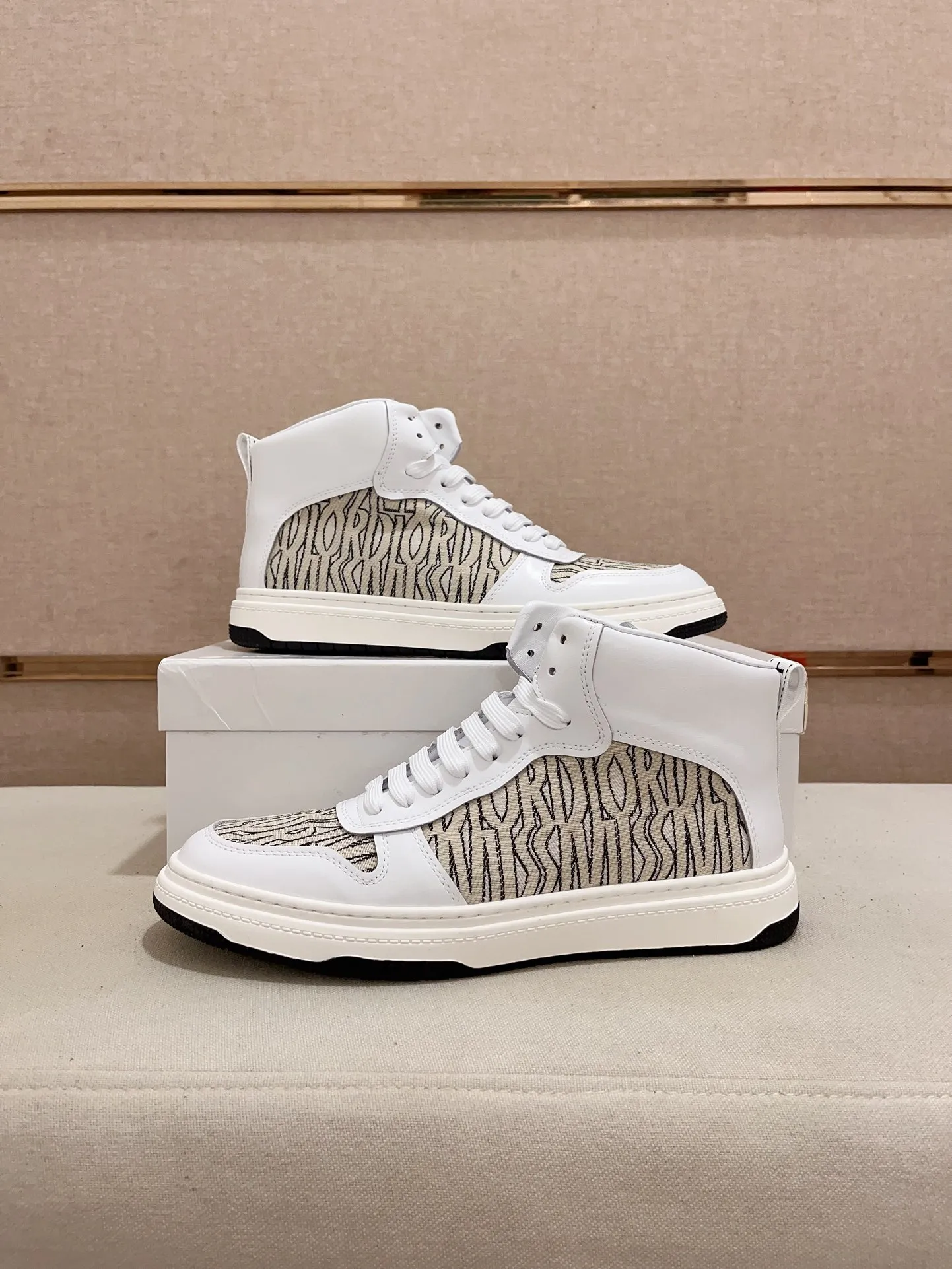 Men's shoes💰 420💰🇮🇹🇮🇹Dior d The new high-tops are on sale at the same time at the counter. The uppers are 🇮🇹 Italian imported first-layer cowhide, and the fully imported sheepskin lining is 💪💪. It is a complete 1⃣️ to 1⃣️ replica 🇮🇹💪💪. ⚠Sole: The original sole is specially provided by the original factory. The exclusive movable molded sole is super comfortable. ⚠Original factory follow-up goods, 🔍🔍high quality, you can enter and exit the counter at will, welcome to compare⚠. Code number:38-44